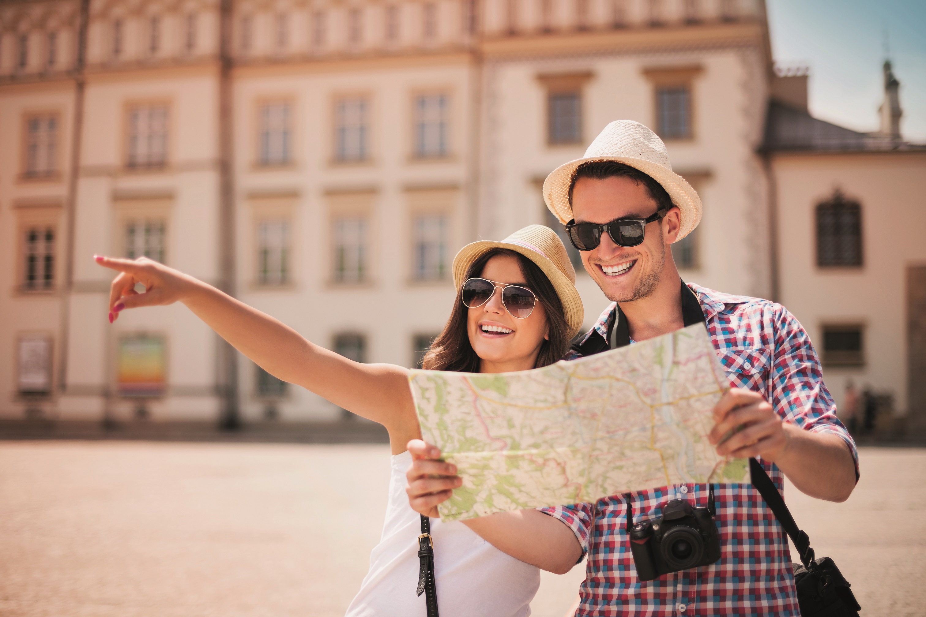 GRAWE Travel Insurance A man and a woman, as tourists look at the map